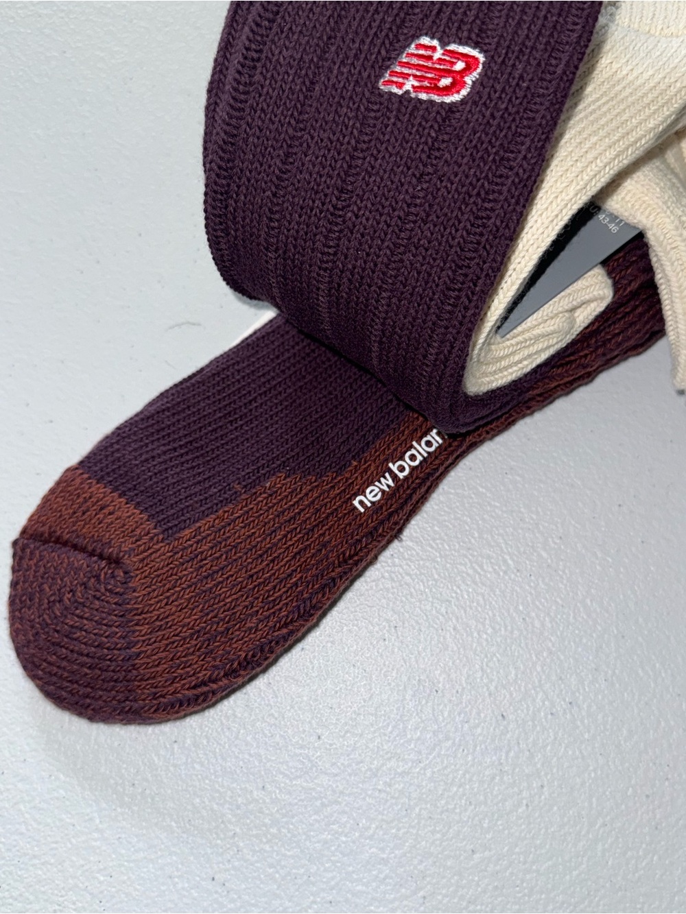 New Balance Crew Socks 2 Pack Size Large Cream Burgundy Ribbed Logo NWT unisex - Picture 4 of 10